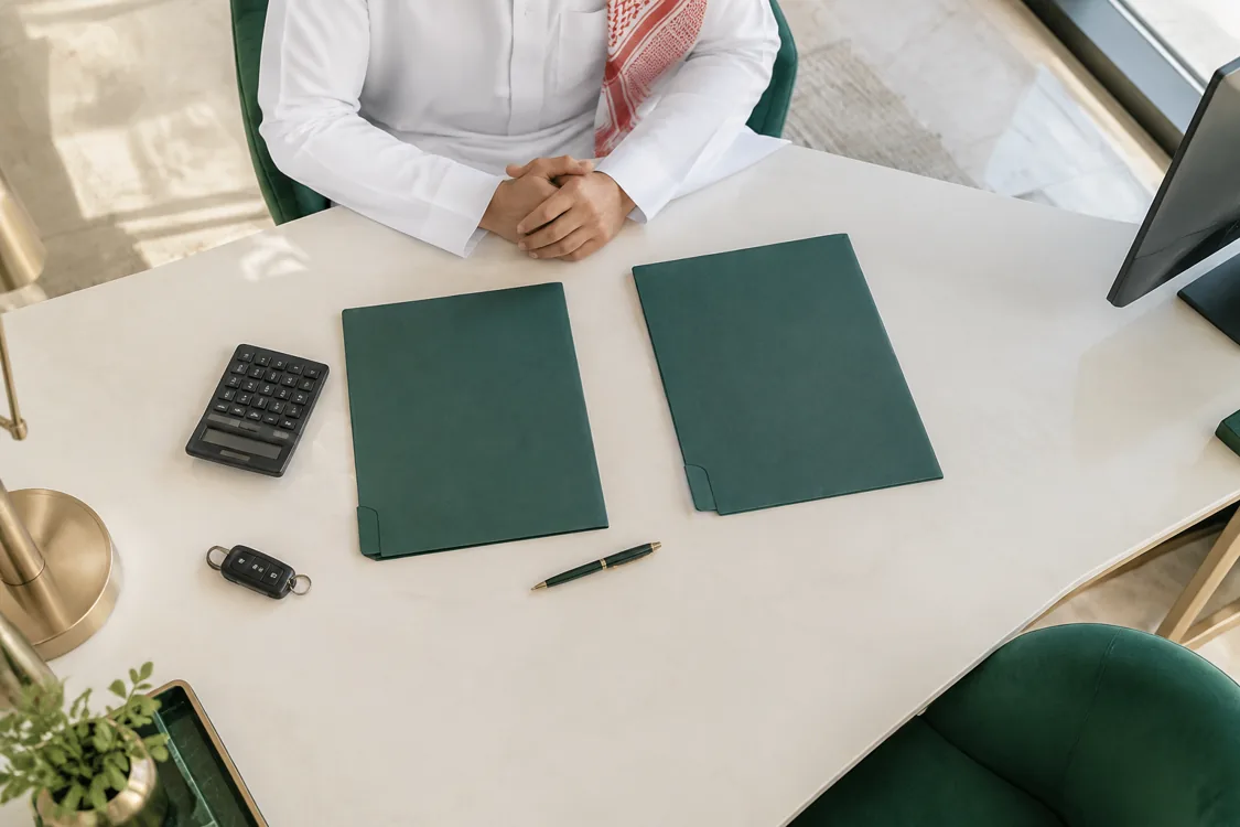 مشهد توضيحي مولّد بالذكاء الاصطناعي لدراسة الالتزامات المالية بهوية سند