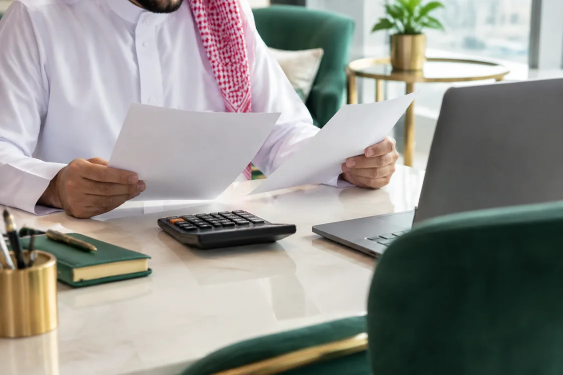 مشهد توضيحي مولّد بالذكاء الاصطناعي لدراسة الالتزامات المالية بهوية سند